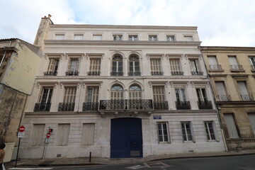 Fototapeta premium Immeuble typique, vue de l'exterieur, ville de Poitiers, departement de la Vienne, France