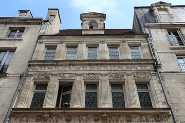 Fototapeta na wymiar Immeuble typique, vue de l'exterieur, ville de Poitiers, departement de la Vienne, France