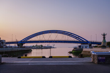 瀬戸内海の夕暮れ　みなと公園の太助灯籠（香川県丸亀市）