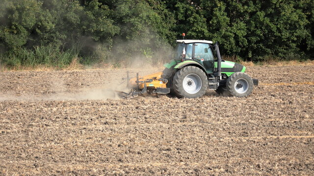 Trattore verde sul campo, Emilia Romagna, lavori di fine estate sul campo