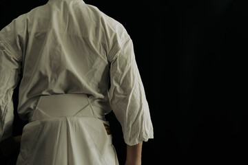 白い袴を着た人物