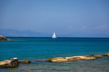 ギリシャ　ロードス島のロードスのエーゲ海とボート