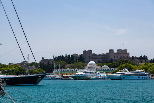 ギリシャ ロードス島のロードスのマンドラキ港とロードス騎士団のグランド マスターの宮殿 © pespiero