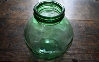 Jarrón de vidrio verde muy antiguo