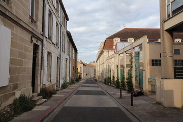 Fototapeta na wymiar Rue typique dans la ville, ville de Poitiers, departement de la Vienne, France