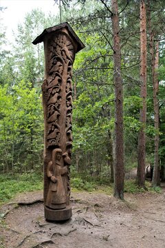 Geschnitzte Stele am M&auml;rchen- und Sagenweg auf dem Hexenberg bei Juodkrante auf der Kurischen Nehrung