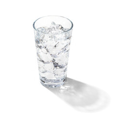 氷入りのグラスに注がれた水。もしくは透明なカクテル。