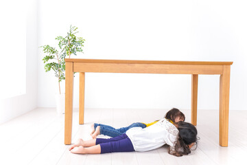 地震で避難する子どもたち