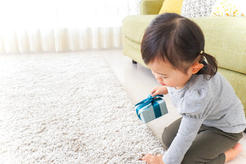 プレゼントを持つ子供