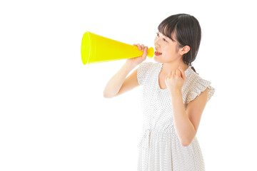 朝食を食べる若い女性