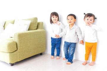 手をつなぐ仲良しの子供たち