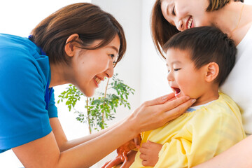 子供の診察をする小児科クリニック