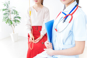 病気の治療をする女性
