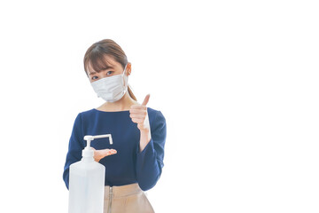 OKサインをしながらアルコール消毒をする若い女性