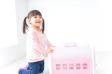 ペットの世話をする子ども