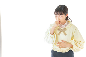 喉の痛みに苦しむ若い女性