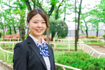 笑顔の制服姿の学生