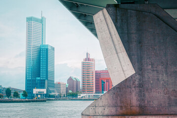 Brücke und moderne Architektur an der Maas in Rotterdam