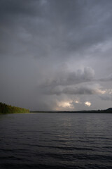 Wolken über einem see mitten in der natur in schweden