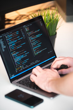 Minimalistischer Arbeitsplatz mit Laptop Handy gr&uuml;ner pflanze und einem Notizbuch.