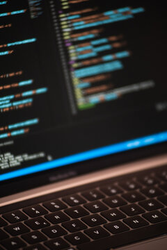 nahaufnahme eines laptops mit programmcode