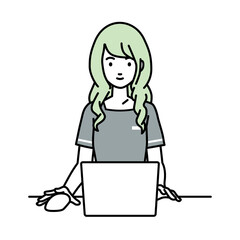 デスクで座ってPCを使っているエステ店員の女性