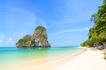 Cercles muraux Railay Beach, Krabi, Thaïlande Ao Phra Nang near Railay beach with crystal clear water and exotic limestone island cliff, Krabi, Thailand