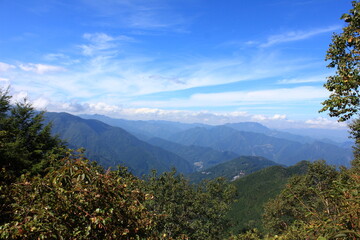 Fototapeta na wymiar 秩父の山の風景。秩父側から雲取山へ向かう登山道、通過する白岩山から見た山々の景色。