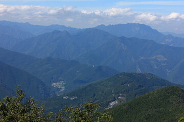 秩父の山の風景。秩父側から雲取山へ向かう登山道、通過する白岩山から見た山々の景色。