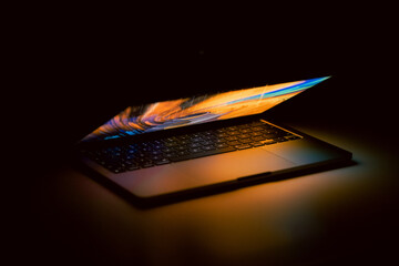 ein laptop im dunklen