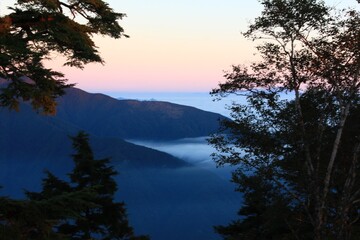 雲取山の夜明け。雲取山荘から見た日の出。空と雲海がオレンジ色に染まる。
