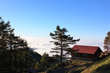東京の最高峰「雲取山」山頂からの風景。避難小屋と眼下に広がる雲海。