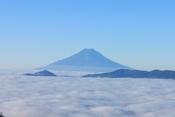 東京の最高峰「雲取山」のからの風景。雲海に浮かぶ夏の富士山。