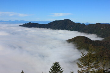 東京の最高峰「雲取山」のからの風景。眼下に広がる雲海。