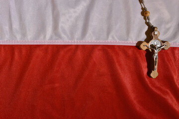 Mały krzyżyk na tle flagi Polski - obrazy, fototapety, plakaty