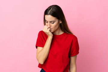 Young caucasian woman isolated on pink background having doubts
