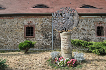 Denkmal zu Ehren von Elsa Brändström ( Brandström ) mit der Ausschrift " Lehret das Kind im Leben etwas zu wagen " vor dem Tor- und Turmhaus vom Schloss Neusorge.