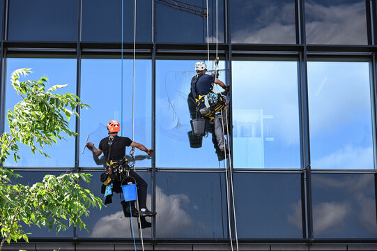 laveur de vitres travail dangereux danger job emploi hauteur immobilier