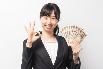 お金を持っている若いビジネスウーマン