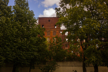 Obraz premium An old abandoned brick factory that recently burned down and only the facade remains