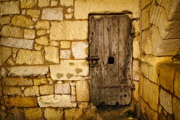 Saint-Emilion, porte ancienne avec coeurs.