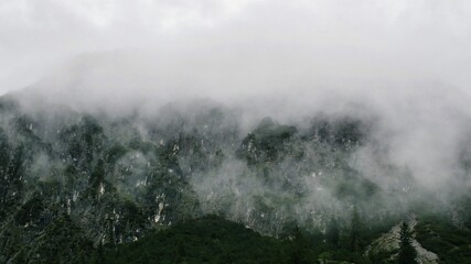 Berge in den Alpen in dichten Wolken und Nebel nach dem Regen im Sommer