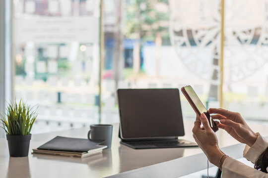 Businesswoman Is Using A Smartphone To Communicate And Check Work From Home Online Because She Is Starting A Business That Can Order And Check From Anywhere Online.online Business Ideas