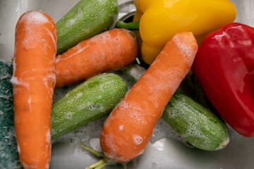 Frutas y verduras lavadas con agua y jabon 