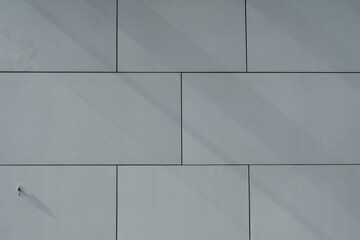 Beton Fassade Im Detail mit ordentlichem Fugenbild und leichtem Schattenwurf an einem bedeckten Himmel