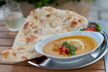 カレーとナン　レモンチキンカレー