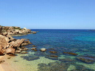 scenica vista del mare limpido della Sicilia in estate