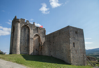 Fototapeta na wymiar Le donjon du château médiéval de Rochemaure en Ardèche