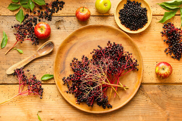 Schwarze Holunderbeeren sammeln Teller Brett Tisch