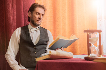 The man in the suit of President Abraham Lincoln portrait